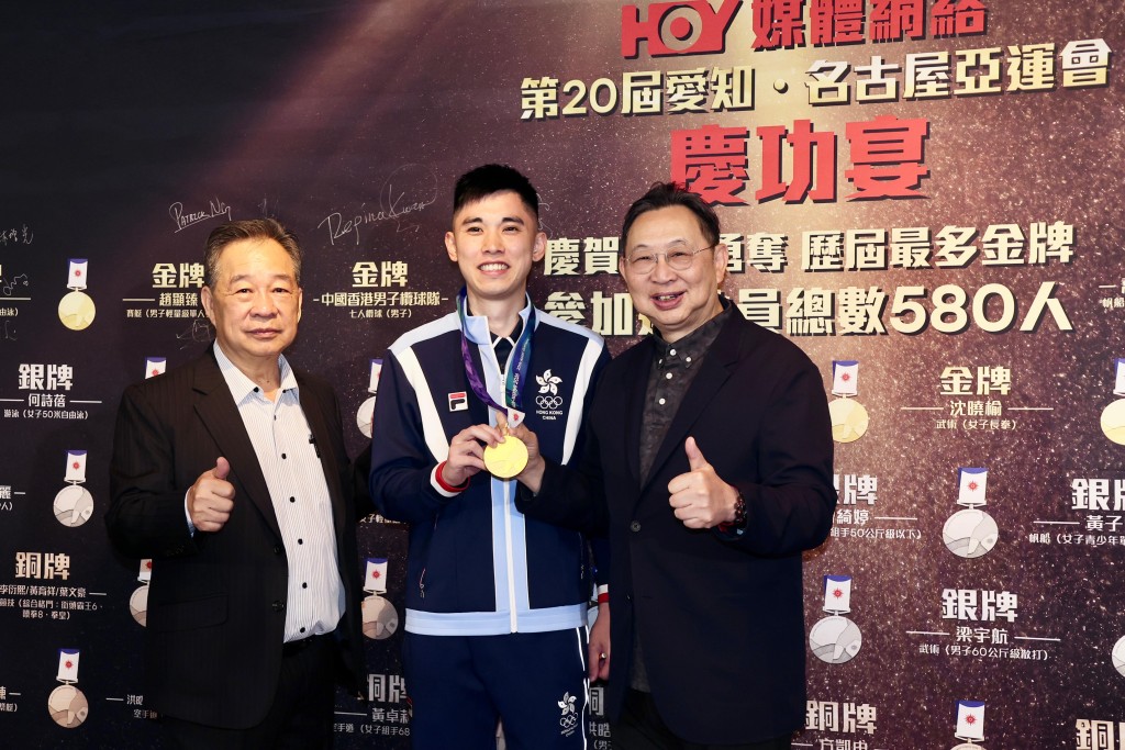 壁球混雙金牌得主鄧銘漮（中）跟壁總會長梅應源（右）及周大福媒體娛樂有限公司首席體育官李漢源（左）合照。徐嘉華攝