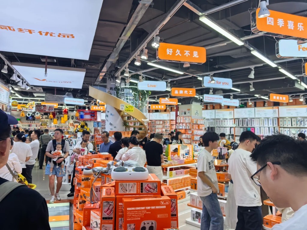 農曆新年長假華強北人頭湧湧。小紅書@momo 農曆新年長假華強北人頭湧湧。小紅書@momo