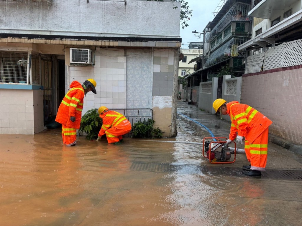 經渠務署緊急應變隊伍的努力,以及強力排水機械人「龍吸水」的協助下,已經完成清理8宗水浸個案。fb「下水水」圖片 經渠務署緊急應變隊伍的努力,以及強力排水機械人「龍吸水」的協助下,已經完成清理8宗水浸個案。fb「下水水」圖片