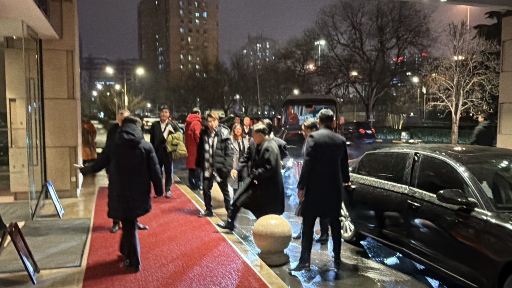 李家超今晚由駐京辦主任鄭偉源陪同下到北京一家酒店,與北京高校領導餐敘。郭詠欣攝 李家超今晚由駐京辦主任鄭偉源陪同下到北京一家酒店,與北京高校領導餐敘。郭詠欣攝