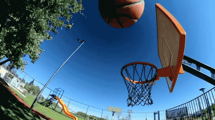 这个人工智能影片出现「穿帮」，篮球「穿」过了铁篮筐。