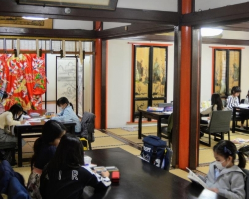 京都一間高級料理「神泉苑平八」決定利用料亭廣闊的空間，每天免費開放予小學生自修。網圖