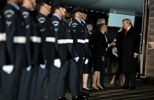 特朗普與夫人梅拉尼婭搭乘空軍一號降落於倫敦史坦斯特德機場。法新社
