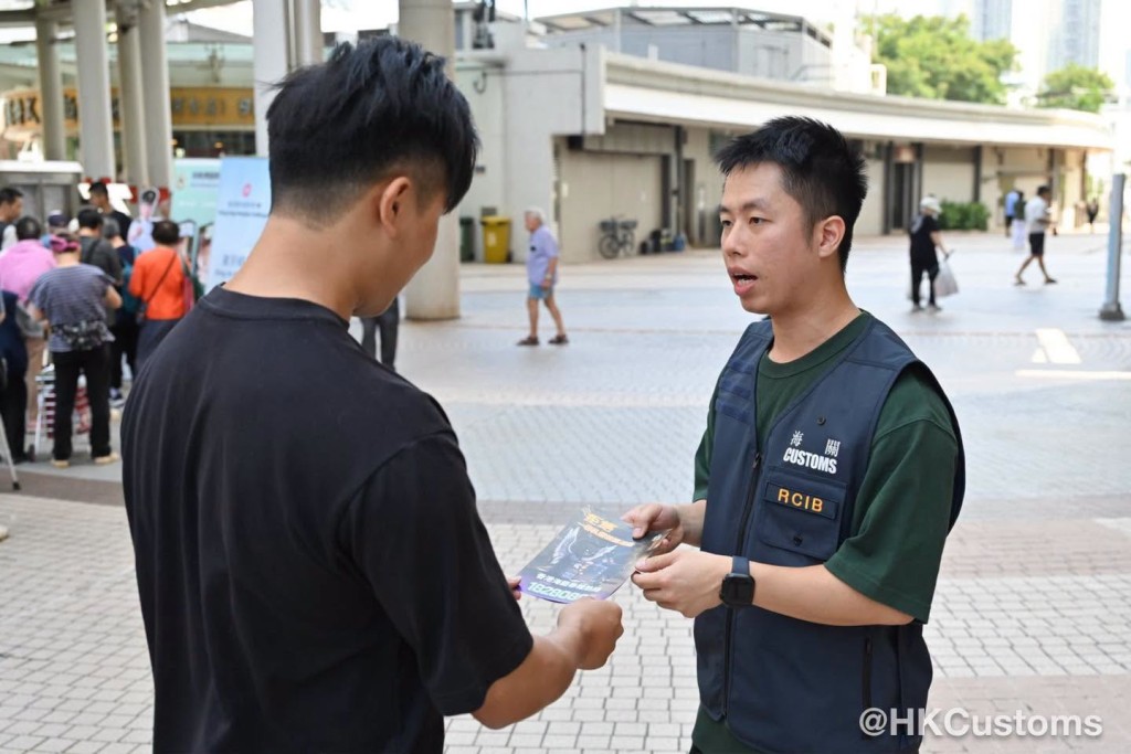 海關人員在邨內巡查並向居民介紹海關打擊私煙的工作和私煙相關罪行的罰則。 海關人員在邨內巡查並向居民介紹海關打擊私煙的工作和私煙相關罪行的罰則。