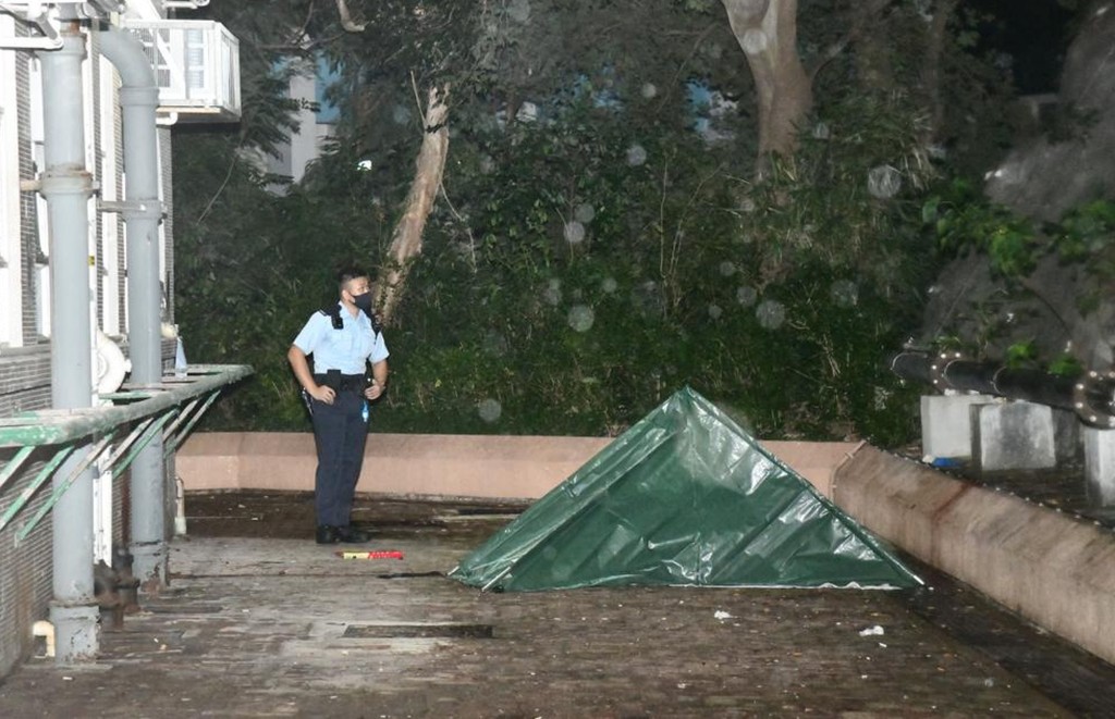 警員在墮樓現場調查。李家傑攝