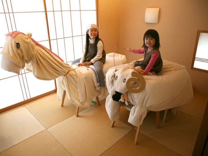 有日女兒想騎馬,岩井俊雄如法炮製,讓兩個女兒在家中玩騎馬遊戲。 有日女兒想騎馬,岩井俊雄如法炮製,讓兩個女兒在家中玩騎馬遊戲。