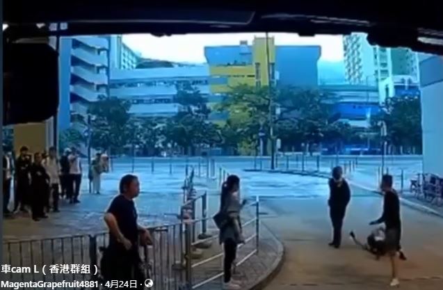 車長跌倒地上。fb 車cam L（香港群組）MagentaGrapefruit4881