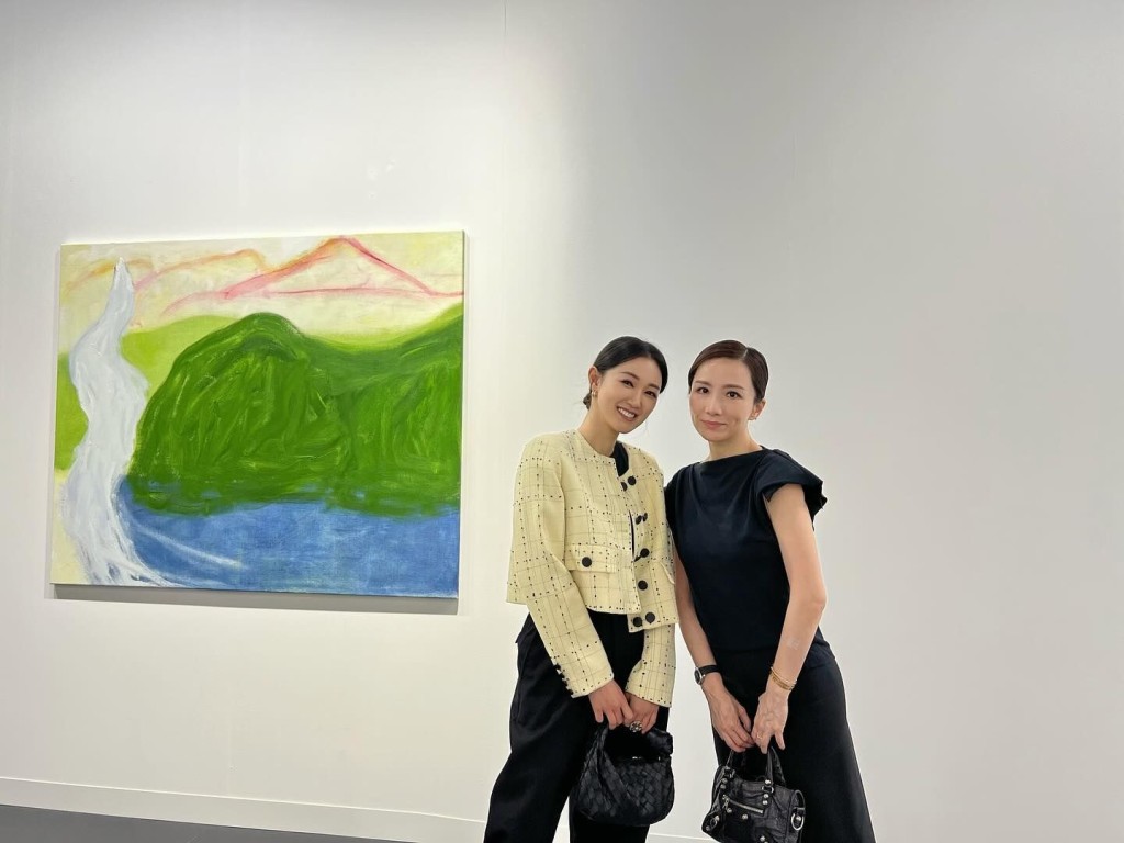 张宝儿（左）与「豹嫂」胡蓓蔚齐齐撇甩老公逛艺术展。