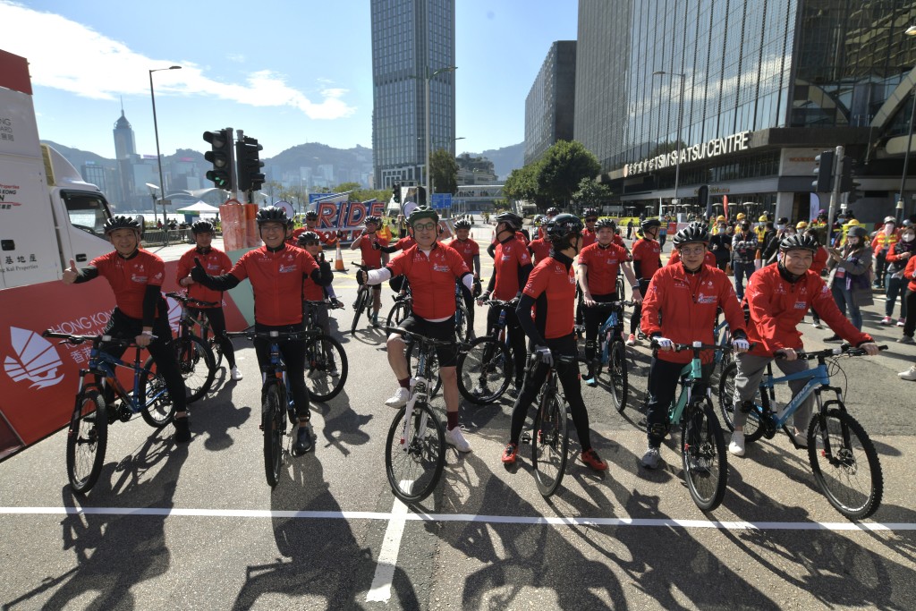 「香港单车节」设有总裁慈善及名人单车游环节。梁誉东摄