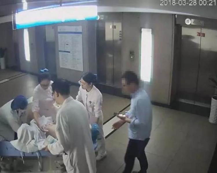 王越男當晚跪着救嬰兒。網圖