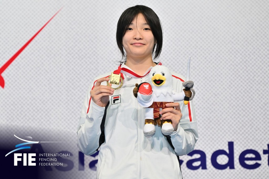少年組女佩余傑奪個人賽金牌及團體賽銀牌。香港劍總圖 少年組女佩余傑奪個人賽金牌及團體賽銀牌。香港劍總圖