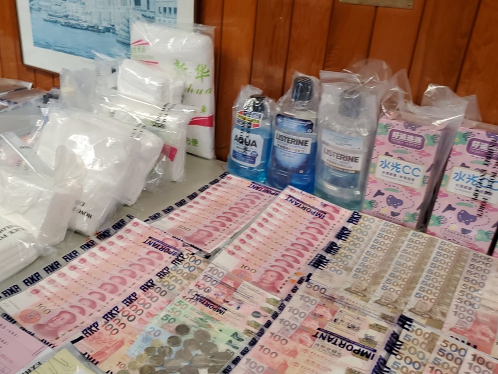 行動中檢獲的現金及潄口水等物品。