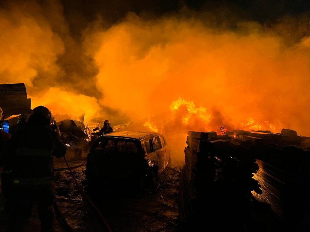 火势猛烈，大批车辆被波及。fb：消防处