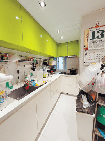廚房廚櫃採以亮綠色設計，清新吸睛。
