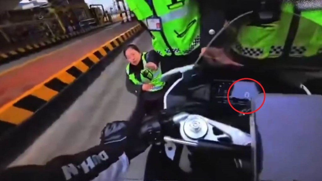 電單車在「0」速度狀態下被工作人員指「撞倒」人。