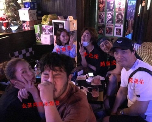 金基邦貼舊照賀趙寅成生日。
