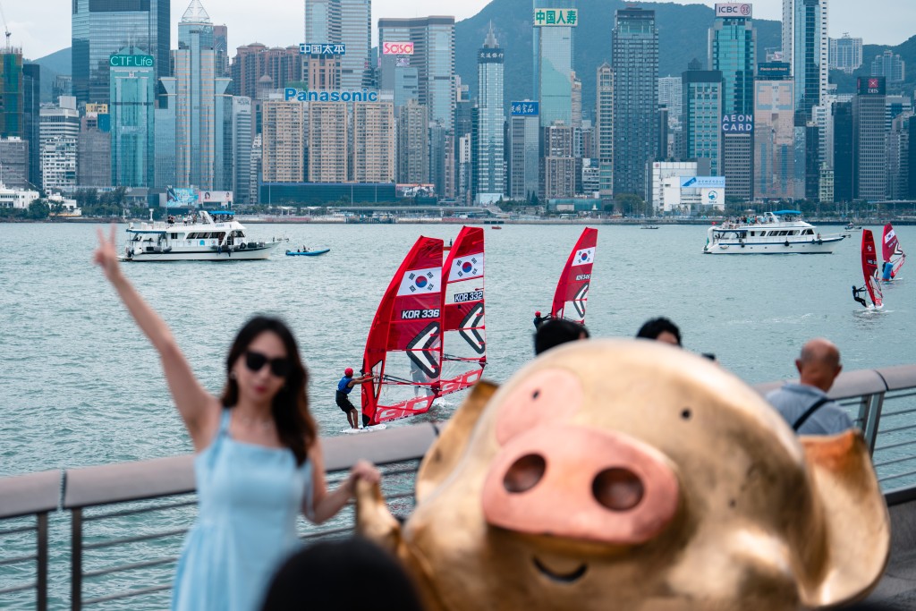 香港滑浪風帆公開錦標賽，周日在維港上演表演賽。 中國香港滑浪風帆會圖片