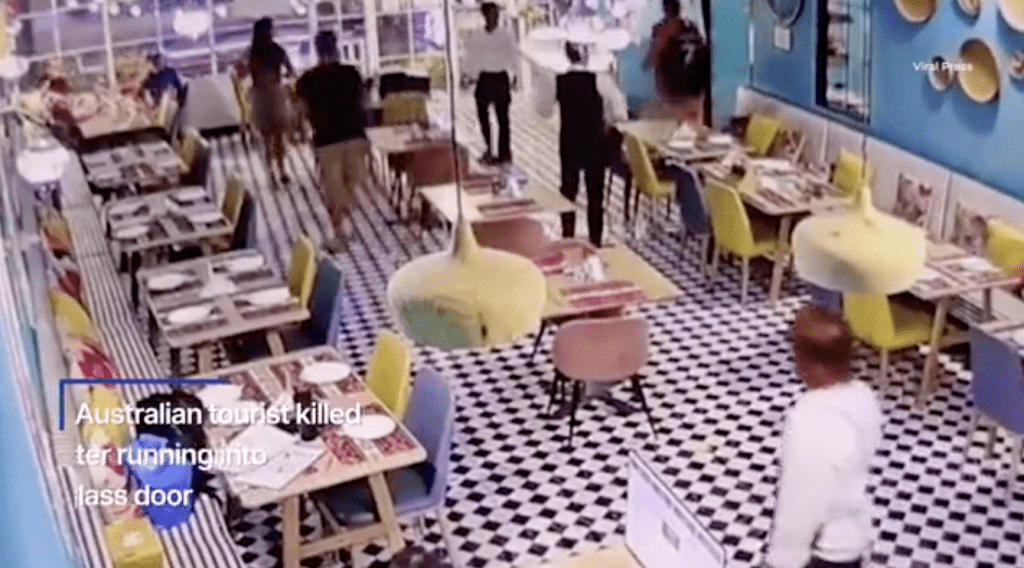 當餐廳員工上前試圖詢問及協助時,該男子在毫無徵兆下突然站起。 當餐廳員工上前試圖詢問及協助時,該男子在毫無徵兆下突然站起。