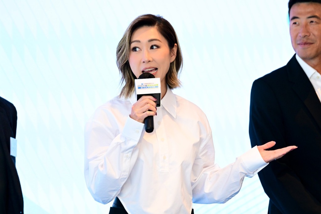 戴上婚戒的胡定欣,心情大好。 戴上婚戒的胡定欣,心情大好。
