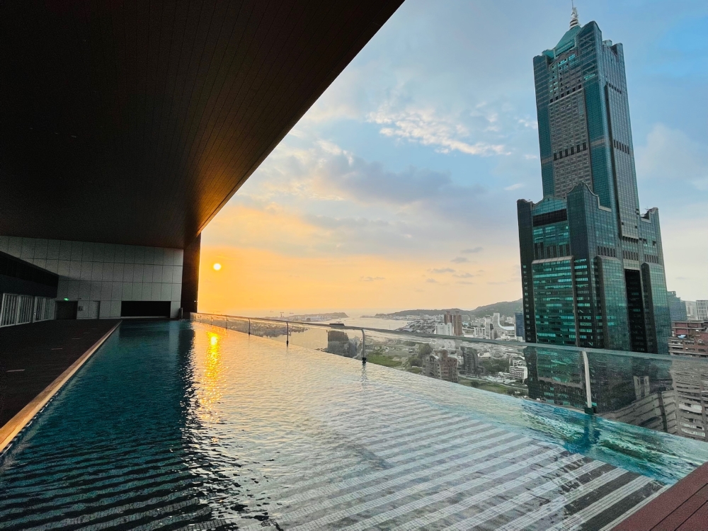 24樓的懸空泳池，取透明無邊際設計，如在高空飛翔般漂浮在高雄市上。