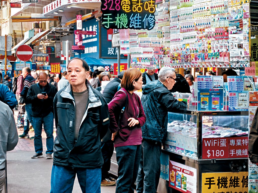 在深水埗鴨寮街，有售賣實體數據卡店舖在假期前進行促銷。