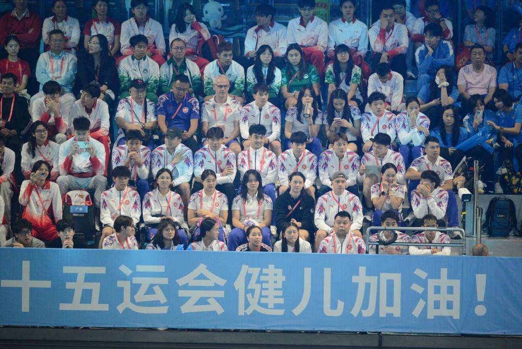 何詩蓓（黑衫）現場觀賽支持港隊。楊功煜攝