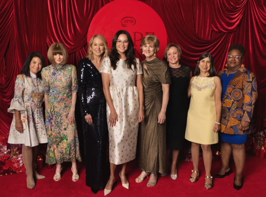 《Vogue》全球總監Anna Wintour(左二)亦有出席晚宴,以示支持。 《Vogue》全球總監Anna Wintour(左二)亦有出席晚宴,以示支持。