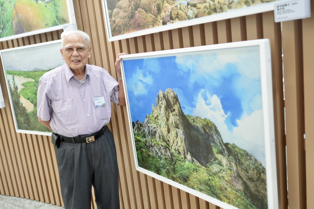 作为在香港土生土长的著名画家，江老师数十年来几乎走遍香港每个角落，这座城市的生态环境、文化景观，为他的艺术创作带来丰富的灵感和素材 （摄：刘骏轩）