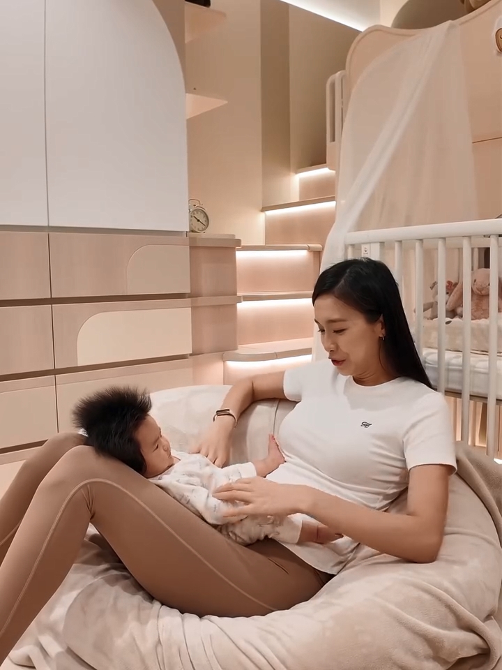曾淑雅女兒Serafina的房間有兩張床。 曾淑雅女兒Serafina的房間有兩張床。