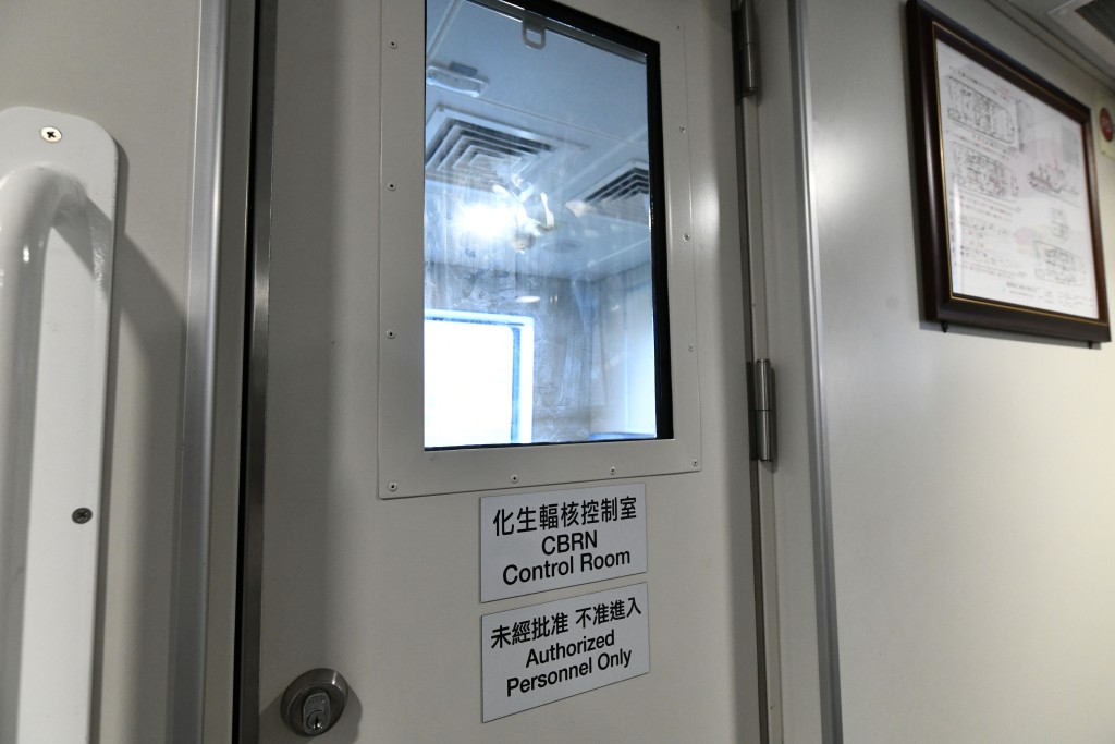 化生輻核控制室可對化生輻核水平進行偵測和分析。黃頌偉攝