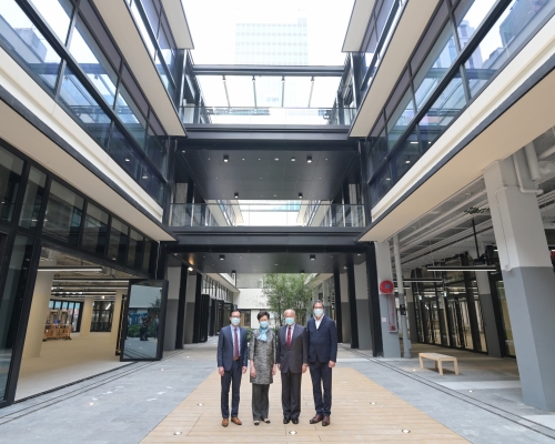 林鄭月娥到訪中環街市,了解市建局在該處進行活化項目的進度。