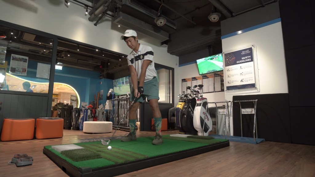 前香港欖球運動員巫文傑首次參與虛擬高爾夫球運動，仍架勢十足，全力揮桿。公關提供圖片