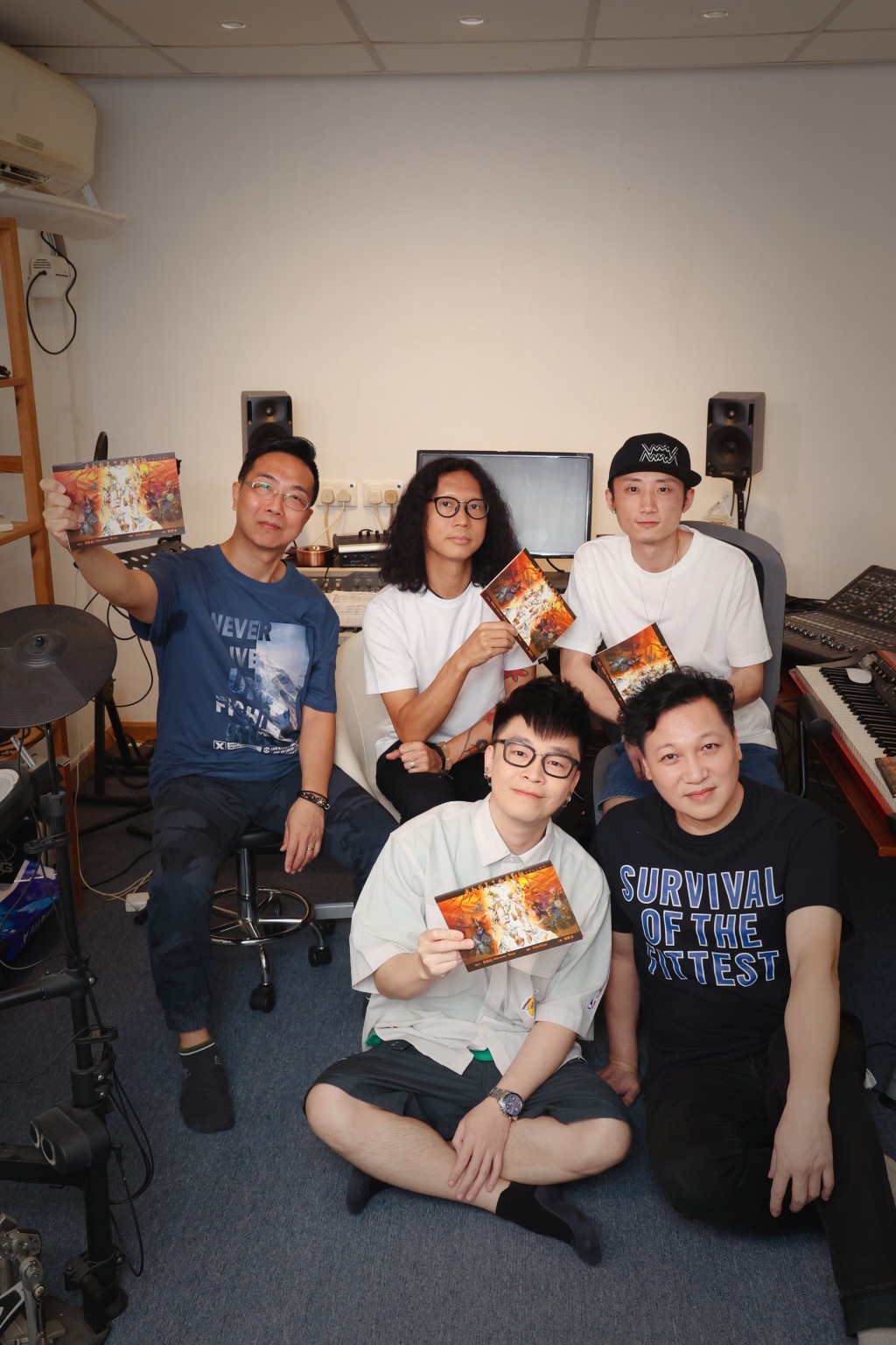 港漫畫家梁偉家(後左1)為4子新歌畫成港漫，製作MV及紀念特刊。