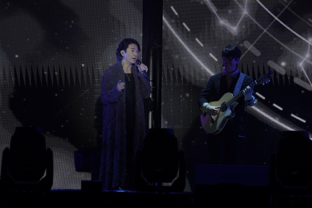 音樂總監陳光榮率領樂手台上與鄭伊健Jam歌。