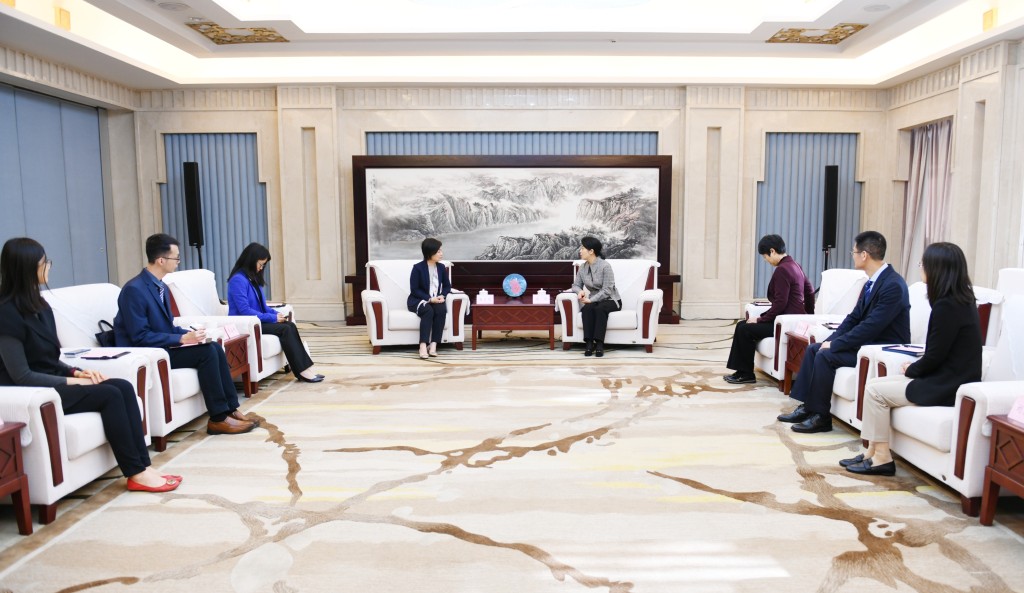 蔡若蓮（左四）在重慶與重慶市人民政府港澳事務辦公室主任王雯（左五）會晤。政府新聞處圖片