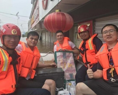 消防員水中撈出300多萬現金。(網圖)