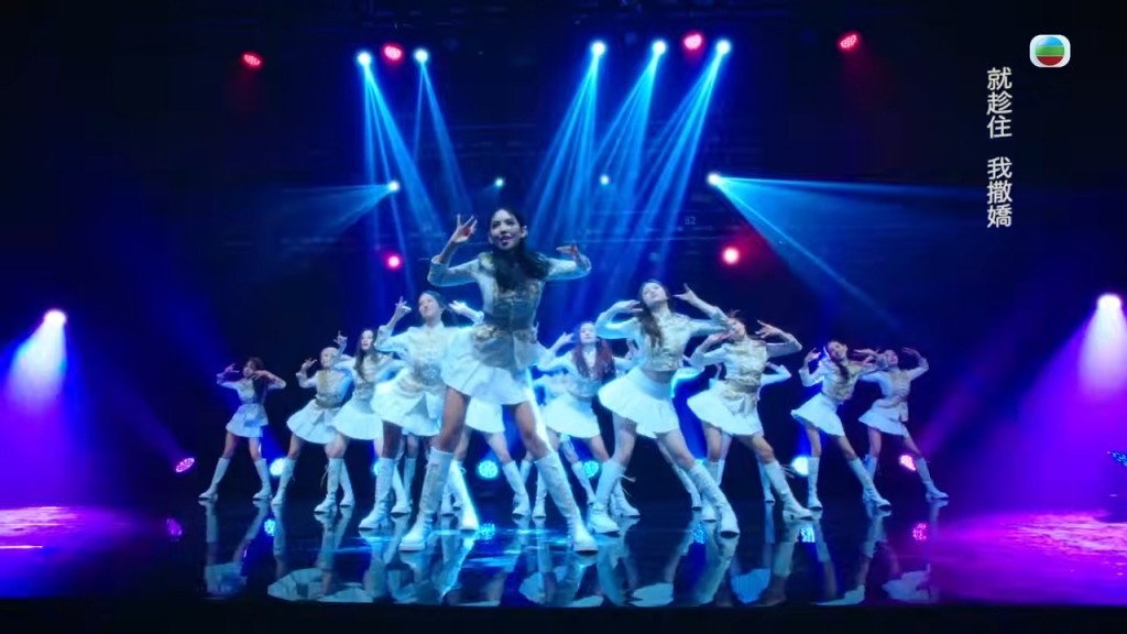 練習生着短裙大晒長腿。