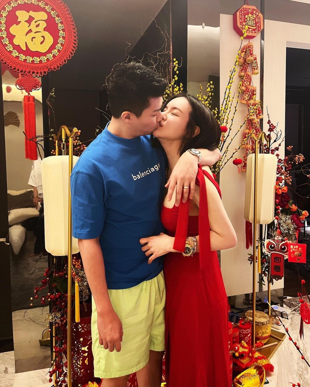 林慧俐与Leslie拍拖数月闪电宣布订婚。