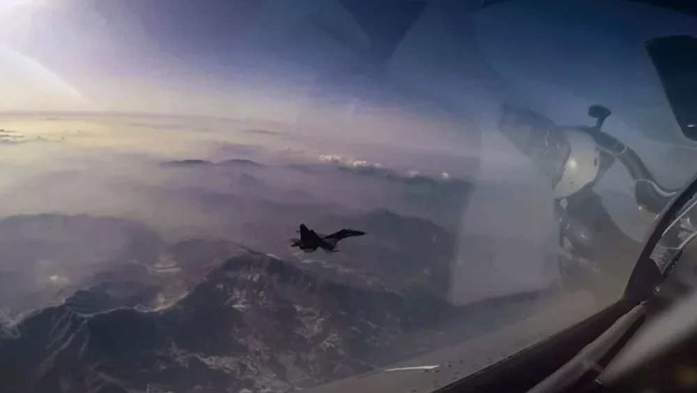 解放軍東部戰區發布空軍航空兵某旅近日跨晝夜飛行訓練照片。