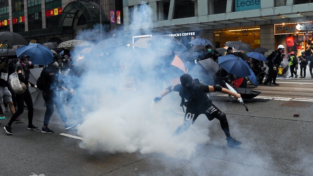 案發日示威者佔據灣仔軒尼詩道一帶,與警察爆發衝突。資料圖片