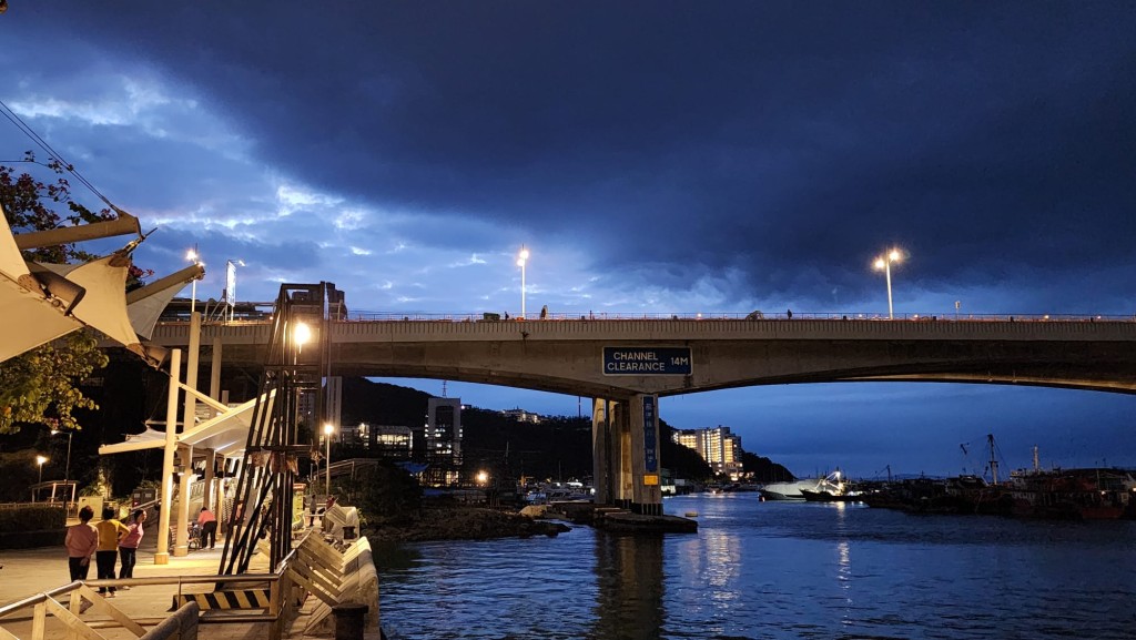 本港地區今日漸轉天晴。日間乾燥及溫暖,市區最高氣溫約25度,新界再高兩三度。黎志偉攝 本港地區今日漸轉天晴。日間乾燥及溫暖,市區最高氣溫約25度,新界再高兩三度。黎志偉攝