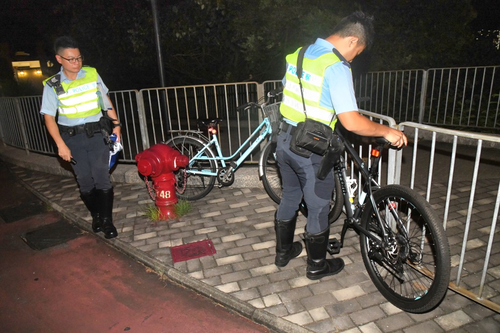 警方將單車移離隧道。