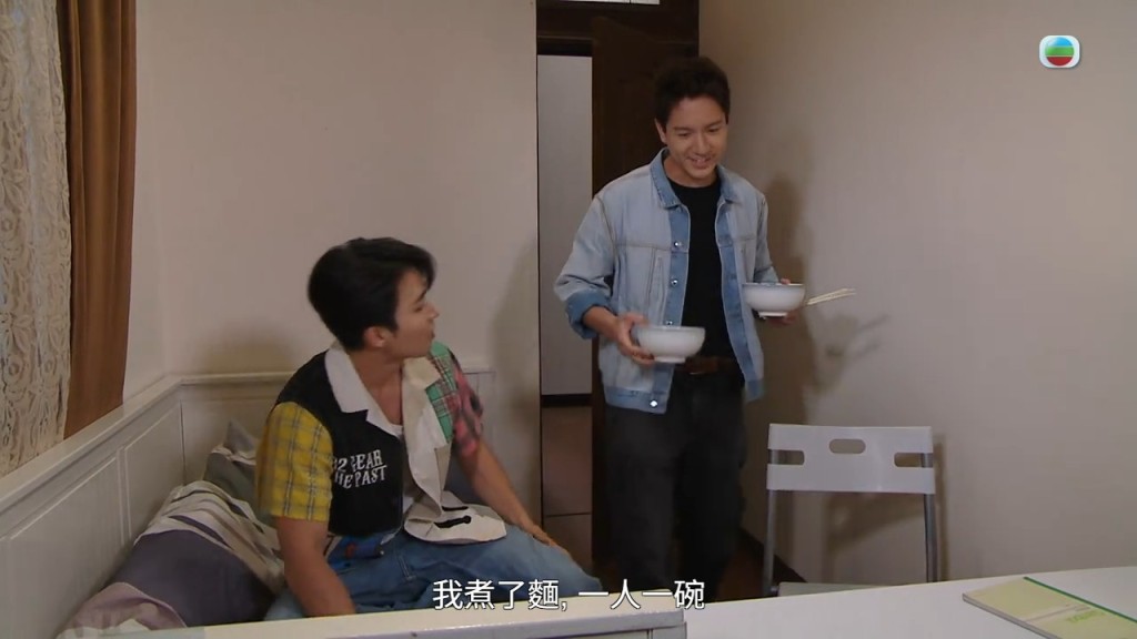 最後朱凌凌拿著兩碗象徵著「Bonnie對安仔照顧」的八爪魚腸仔蛋麵闖入安仔房間