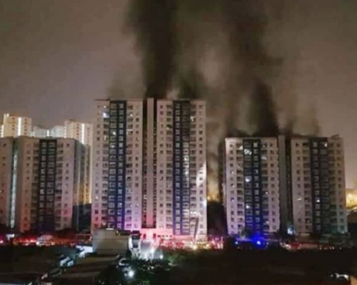 據報大廈地下停車場在凌晨首先起火，濃煙隨即升上樓上的住宅單位。 網圖