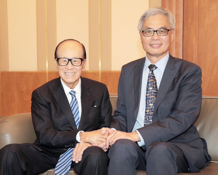 李嘉诚（左）与科大校长史维见证合作备忘录签署。