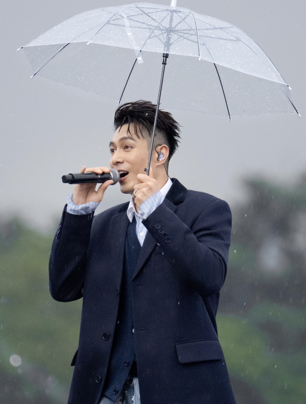 當日冒雨演出。
