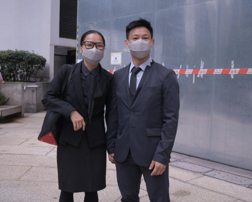 被告湯偉雄（右）及杜依蘭（左）。