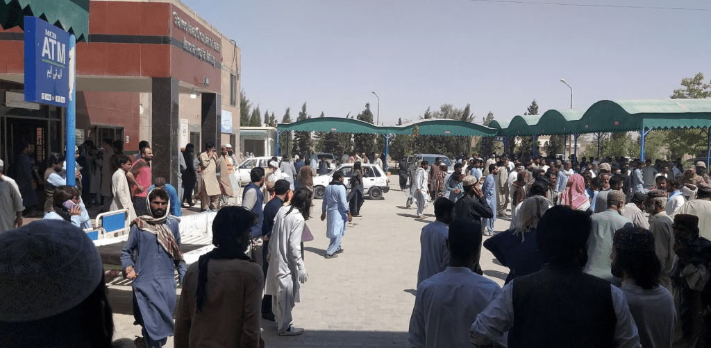 2023 年 9 月 29 日，巴基斯坦俾路支省一次宗教集会发生致命自杀式袭击后，人们聚集在医院外。路透社
