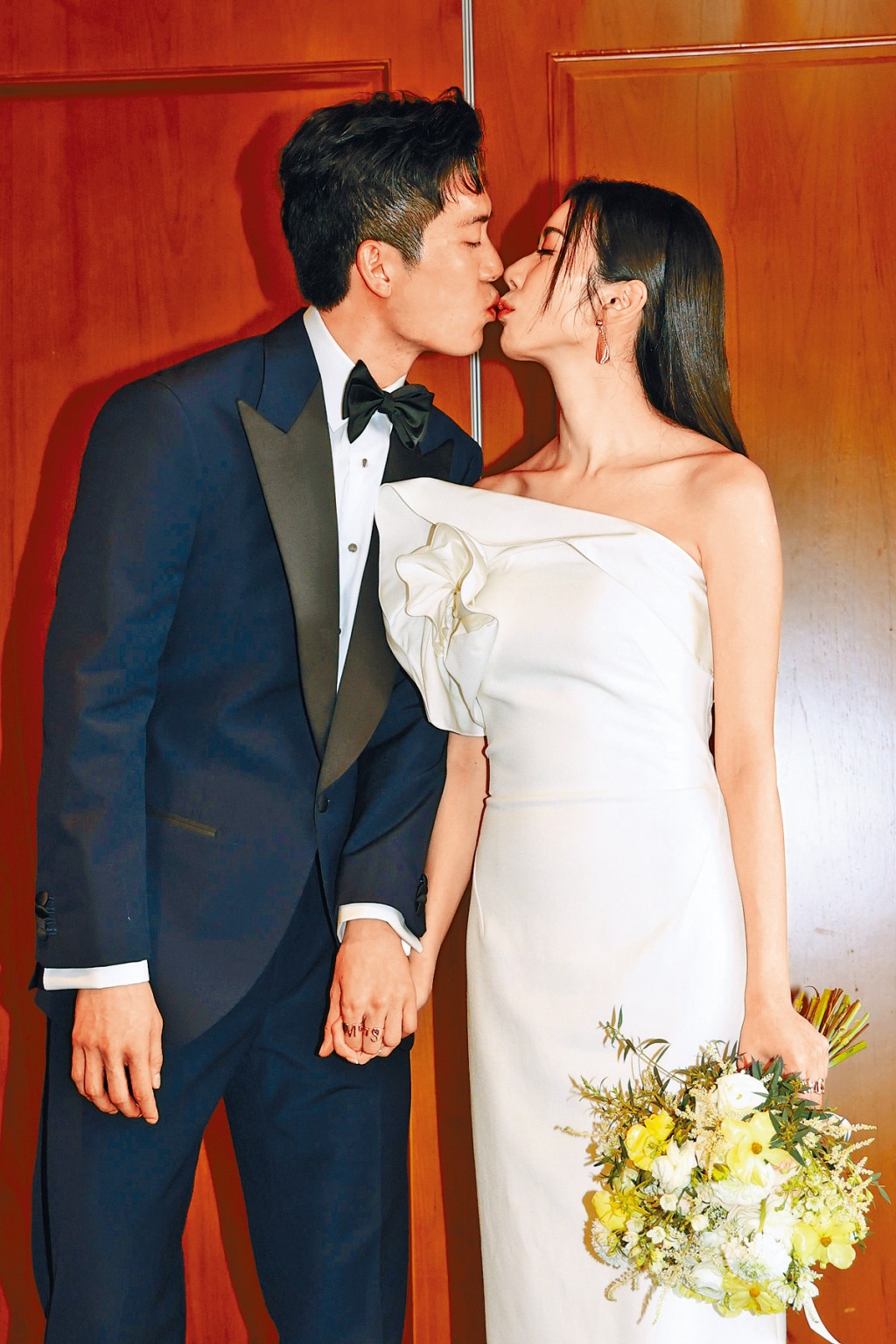 盛勁為和麥明詩恩愛咀嘴，2人更以金婚戒代替鑽石婚戒，果然情比金堅。