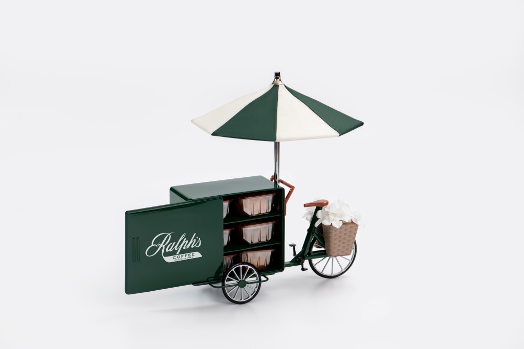 三輪車上有盛裝小白花的單車籃子、可收摺的帆布傘子，造型漂亮。